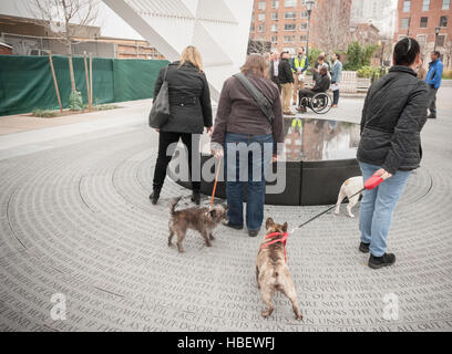 Besucher versammeln sich rund um New York City AIDS Memorial in Greenwich Village in New York auf seinen Kirchweihfest, Welt-Aids-Tag, Donnerstag, 1. Dezember 2016. Neben einem Pavillon und einem Brunnen entworfenen die Fertiger auf der Gedenkstätte vom Künstler Jenny Holzer Feature Whitmans "Song of Myself".  Das Denkmal befindet sich auf der anderen Straßenseite von der Website der St.-Vincent Krankenhaus das erste und größte AIDS-Station der Stadt untergebracht. (© Richard B. Levine) Stockfoto