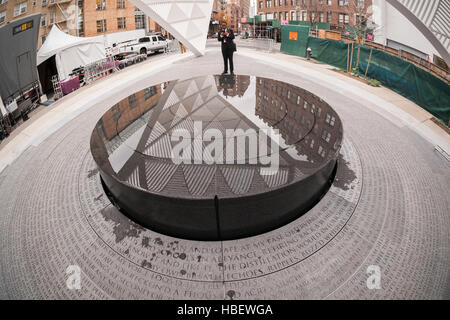 Besucher versammeln sich rund um New York City AIDS Memorial in Greenwich Village in New York auf seinen Kirchweihfest, Welt-Aids-Tag, Donnerstag, 1. Dezember 2016. Neben einem Pavillon und einem Brunnen entworfenen die Fertiger auf der Gedenkstätte vom Künstler Jenny Holzer Feature Whitmans "Song of Myself".  Das Denkmal befindet sich auf der anderen Straßenseite von der Website der St.-Vincent Krankenhaus das erste und größte AIDS-Station der Stadt untergebracht. (© Richard B. Levine) Stockfoto