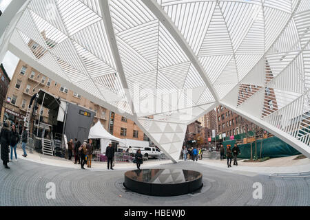 Besucher versammeln sich rund um New York City AIDS Memorial in Greenwich Village in New York auf seinen Kirchweihfest, Welt-Aids-Tag, Donnerstag, 1. Dezember 2016. Neben einem Pavillon und einem Brunnen entworfenen die Fertiger auf der Gedenkstätte vom Künstler Jenny Holzer Feature Whitmans "Song of Myself".  Das Denkmal befindet sich auf der anderen Straßenseite von der Website der St.-Vincent Krankenhaus das erste und größte AIDS-Station der Stadt untergebracht. (© Richard B. Levine) Stockfoto