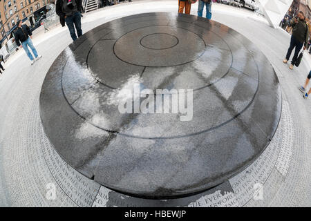 Besucher versammeln sich rund um New York City AIDS Memorial in Greenwich Village in New York auf seinen Kirchweihfest, Welt-Aids-Tag, Donnerstag, 1. Dezember 2016. Neben einem Pavillon und einem Brunnen entworfenen die Fertiger auf der Gedenkstätte vom Künstler Jenny Holzer Feature Whitmans "Song of Myself".  Das Denkmal befindet sich auf der anderen Straßenseite von der Website der St.-Vincent Krankenhaus das erste und größte AIDS-Station der Stadt untergebracht. (© Richard B. Levine) Stockfoto