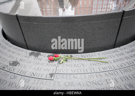 Besucher versammeln sich rund um New York City AIDS Memorial in Greenwich Village in New York auf seinen Kirchweihfest, Welt-Aids-Tag, Donnerstag, 1. Dezember 2016. Neben einem Pavillon und einem Brunnen entworfenen die Fertiger auf der Gedenkstätte vom Künstler Jenny Holzer Feature Whitmans "Song of Myself".  Das Denkmal befindet sich auf der anderen Straßenseite von der Website der St.-Vincent Krankenhaus das erste und größte AIDS-Station der Stadt untergebracht. (© Richard B. Levine) Stockfoto