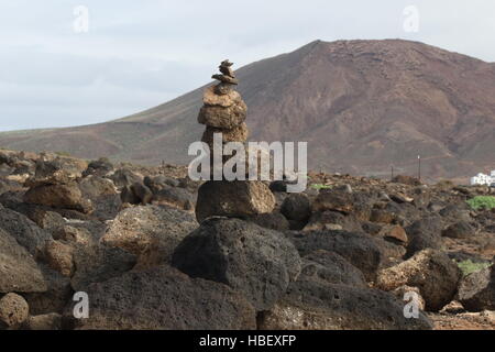 Ein Steinhaufen, auch bekannt als ein Cairn in Playa Blanca, Lanzarote, an der Spitze des erloschenen Vulkans Montaña Roja Stockfoto