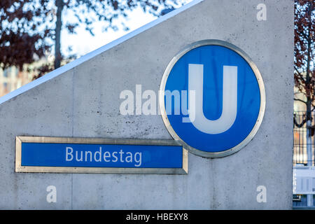 Der U-Bahnhof Bundestag unterzeichnen in Berlin, Deutschland Stockfoto