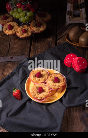 Käsekuchen-Muffins mit Himbeeren Stockfoto