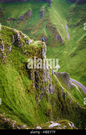 Weibchen auf Felsvorsprung mit Straße, Peak District, Derbyshire, UK. Stockfoto