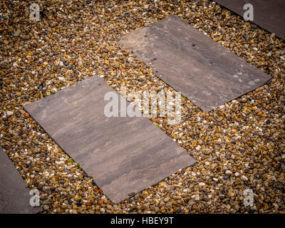 Inmitten der Kies im Gartenweg Pflasterung Stockfoto