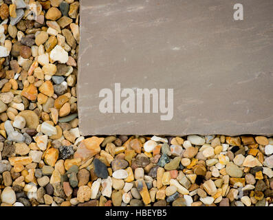 Inmitten der Kies im Gartenweg Pflasterung Stockfoto