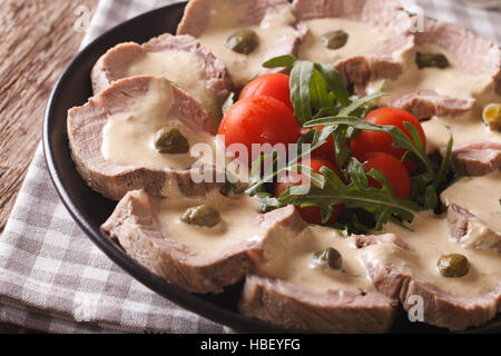 Italienisches Rindfleisch mit Thunfisch-Sauce auf einer Platte Nahaufnahme. horizontale Stockfoto