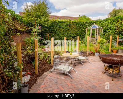 Gartenbereiche unterteilt mit Holzpfählen im freien Zimmer im modernen zeitgenössischen Design erstellen Stockfoto