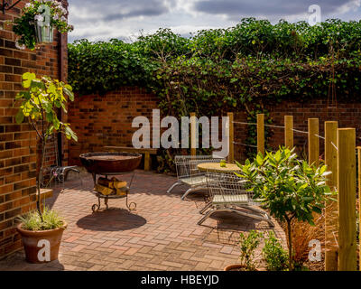 Gartenbereiche unterteilt mit Holzpfählen im freien Zimmer im modernen zeitgenössischen Design erstellen Stockfoto