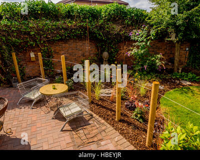 Gartenbereiche unterteilt mit Holzpfählen im freien Zimmer im modernen zeitgenössischen Design erstellen Stockfoto