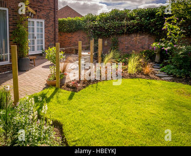 Gartenbereiche unterteilt mit Holzpfählen im freien Zimmer im modernen zeitgenössischen Design erstellen Stockfoto