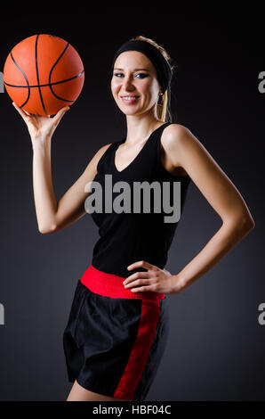 Frau mit Basketball in Sport-Konzept Stockfoto