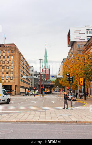 STOCKHOLM, Schweden - 17. Oktober 2013: Ansicht von Klara Kathedrale von Rodbodtorget Straße in Stockholm, Schweden Stockfoto