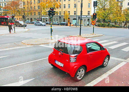 STOCKHOLM, Schweden - 17. Oktober 2013: Toyota IQ auf Karlbergsvägen Straße in Stockholm, Schweden im Herbst Stockfoto