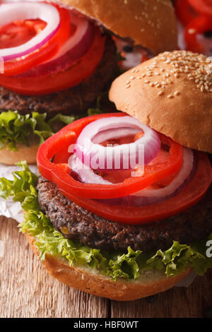 Schwarze Bohnen vegetarische Burger aus Makro auf dem Tisch. vertikale Stockfoto