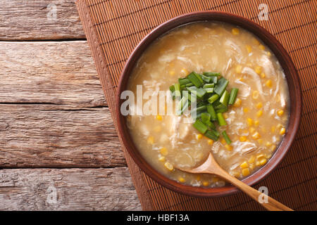 Chinesischen Mais und Huhn Suppe in eine Schüssel Makro auf dem Tisch. horizontale Ansicht von oben Stockfoto