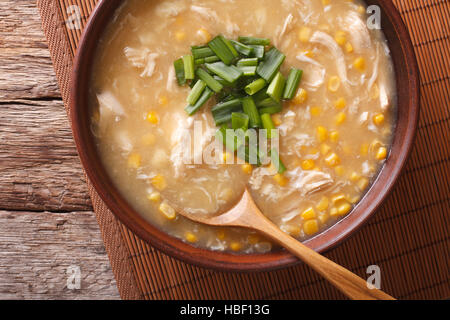 Chinesisches Essen: Mais-Suppe mit Hühnerfleisch und Zwiebeln in einer Schüssel Nahaufnahme. horizontale Ansicht von oben Stockfoto