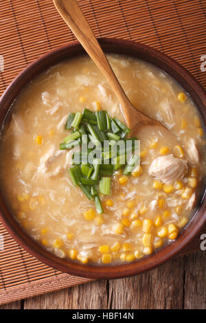 Chinesischen Mais und Huhn Suppe in eine Schüssel Makro auf dem Tisch. vertikale Ansicht von oben Stockfoto