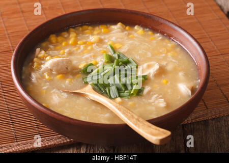 Köstlichen Mais und Huhn Suppe schließen sich in einer Schüssel auf dem Tisch. horizontale Stockfoto