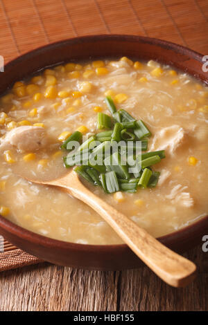 Chinesischen Mais und Huhn Suppe in eine Schüssel Makro auf dem Tisch. Vertikal Stockfoto