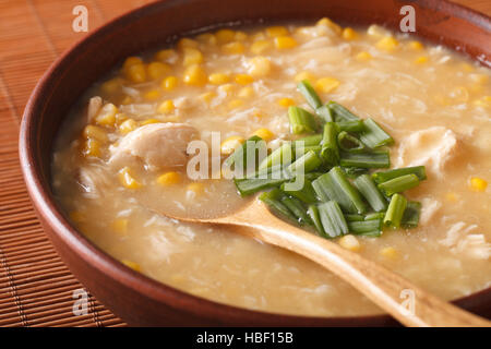 Chinesischen Mais und Huhn Suppe in eine Schüssel Makro auf dem Tisch. horizontale Stockfoto