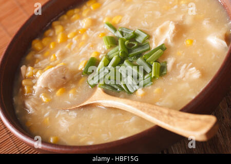 Chinesisches Essen: Mais-Suppe mit Hühnerfleisch und Zwiebeln in einer Schüssel Nahaufnahme. horizontale Stockfoto