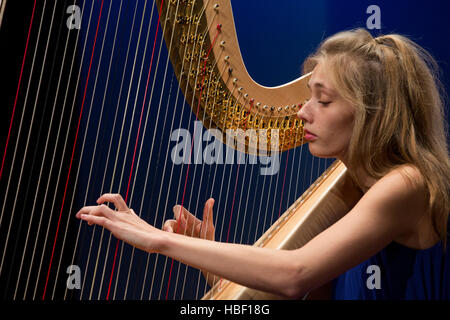 Anna Aleshina beteiligt sich an der Allrussischen Musikwettbewerb in Spezialität Harfe in Moskau während der Anhörungen Stockfoto