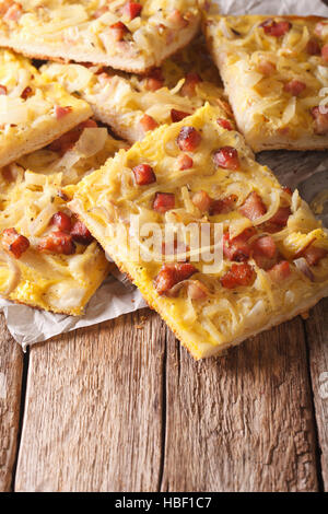 Zwiebelkuchen mit Speck und Käse Nahaufnahme auf dem Tisch. vertikale Stockfoto