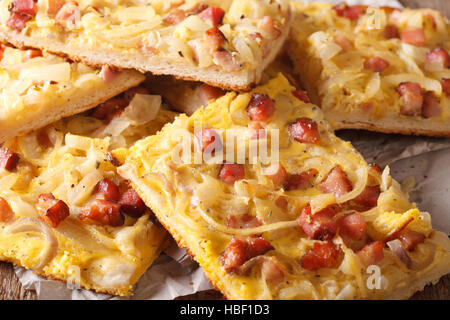 Deutsch in Scheiben geschnitten Zwiebelkuchen mit Speck Makro auf dem Tisch. horizontale Stockfoto