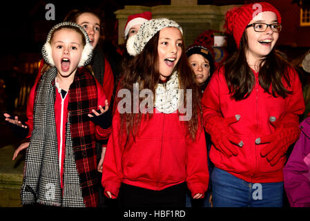 Lokale junge Mimin Gruppe in der High Street beim 2016 Einschalten von Weihnachten Lichter, Haslemere, Surrey, UK. Stockfoto