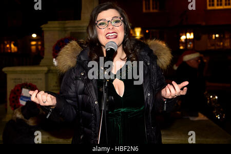 Lokalen Schauspielerin Jessica Alice McCluskey Auftritt in der High Street beim 2016 Einschalten der Städte Christmas Lights, Haslemere, Surrey, UK. Stockfoto