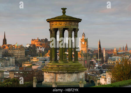 Skyline von Edinburgh und Dugald Stewart Memorial angesehen vom Calton Hill, Edinburgh, Lothian, Schottland, UK Stockfoto