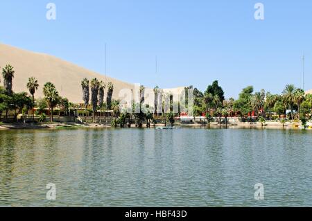 Lagune und Dünen der Oase Huacachina Peru Stockfoto