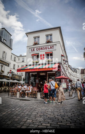 Blick auf typische Paris Café auf dem Montmartre, Le Consulat. Stockfoto