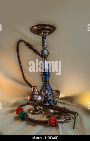 Stillleben mit Wasserpfeife. Nargile Shisha mit gravierten Ausrüstung Stockfoto