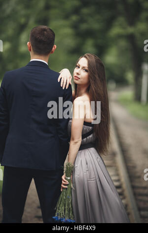 Liebespaar. Jungen und Mädchen zu Fuß im schönen park Stockfoto