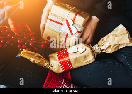 Mädchen mit Geschenken Stockfoto