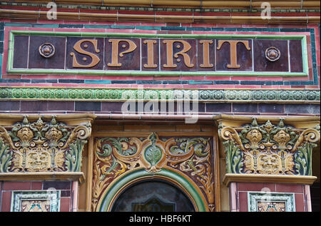 Außen Fliesen auf den historischen Crown Liquor Saloon in Belfast Stockfoto