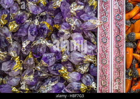 Sanfte violett Schmuck Glasperlen, die aussieht wie Süßigkeiten, Basar, Istanbul, Türkei Stockfoto