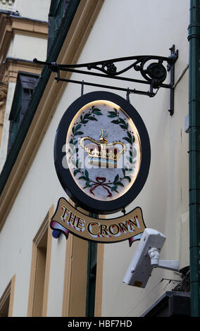 Pub Schild am berühmten Crown Liquor Saloon in Belfast Stockfoto