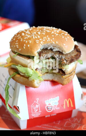 McDonald's Big Mac Burger mit Biss fehlt Stockfoto