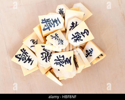 Ein Haufen von den japanischen Schachfiguren genannt Shogi, auch bekannt als ein Start Position auf ein Spiel namens Shogi Kuzushi Stockfoto