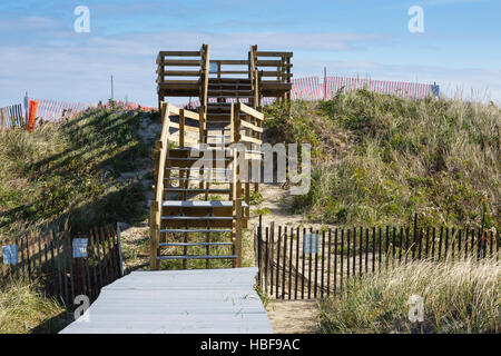 Aussichtsplattform am Parker River National Wildlife Refuge auf Plum Island, Massachusetts in den Herbstmonaten. Stockfoto