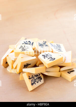 Ein Haufen von den japanischen Schachfiguren genannt Shogi, auch bekannt als ein Start Position auf ein Spiel namens Shogi Kuzushi Stockfoto