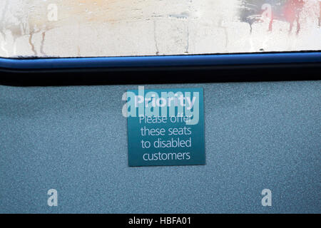 Zeichen für Priorität Sitze auf einem Bus für behinderte Kunden im Vereinigten Königreich Stockfoto