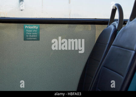 Zeichen für Priorität Sitze auf einem Bus für behinderte Kunden im Vereinigten Königreich Stockfoto