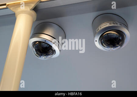 CCTV-Kameras an der Innendecke eines Busses im Vereinigten Königreich Stockfoto