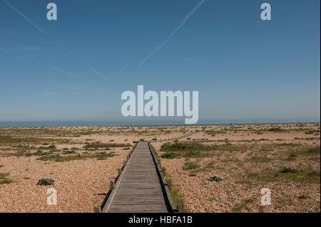 Holzsteg über Kiesel am Dungeness Strand Stockfoto