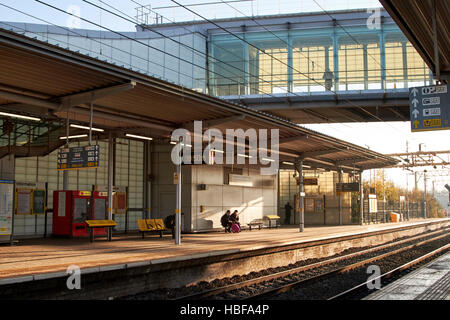 platforms and skywalk of liverpool south parkway railway station merseyside england Stockfoto